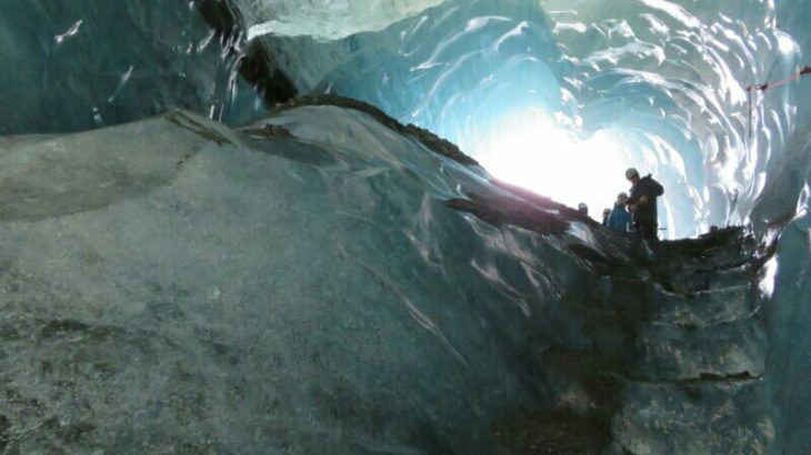 【行き方解説】冬限定！アイスランドの氷の洞窟と氷河ハイキング