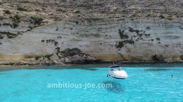 ランペドゥーザ島で「舟が浮いて見える」絶景を見る現地ボートツアー