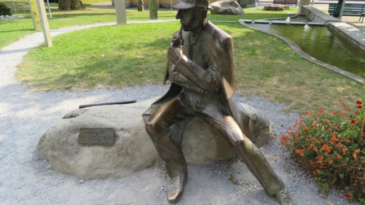 Holmes statue