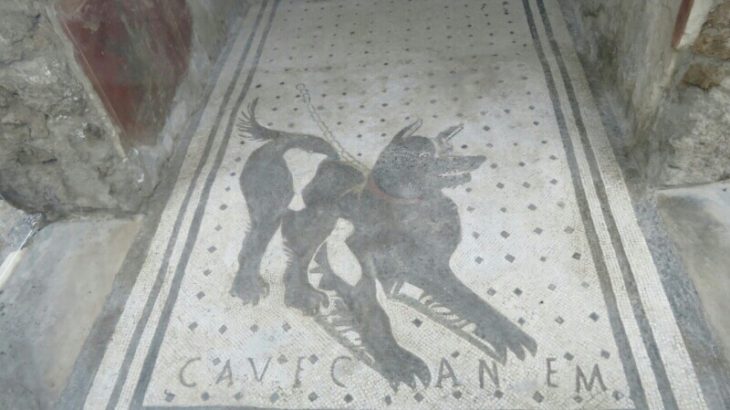 ポンペイ遺跡の犬の床絵