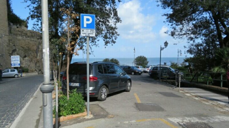 カプリ島の玄関、ソレント港の安心駐車場