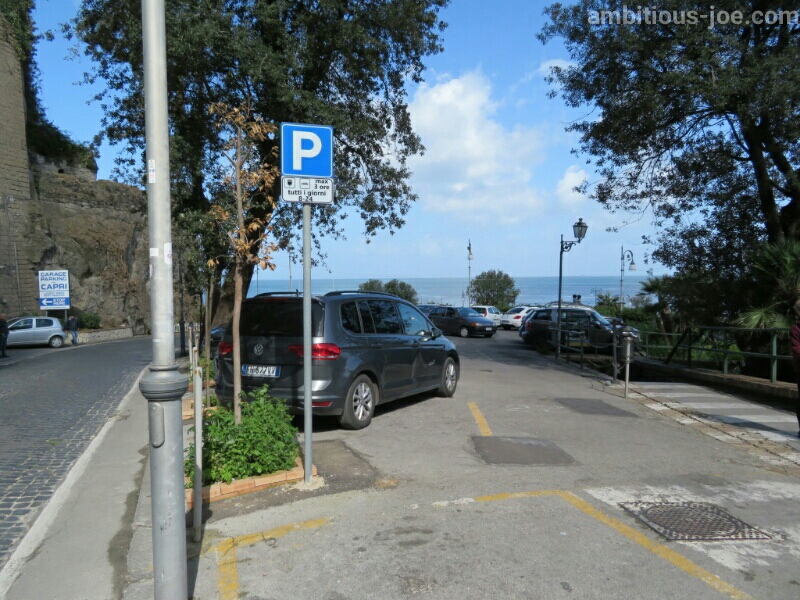 ソレント港の小駐車場