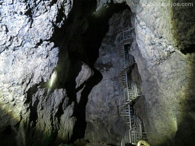 ジュールヴェルヌ 地底旅行の本当の舞台 アイスランドの洞窟探検へ Joeのガメツいヨーロッパライフ
