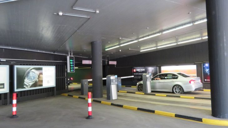 スイスの駐車場体験：立体駐車場から路上駐車まで